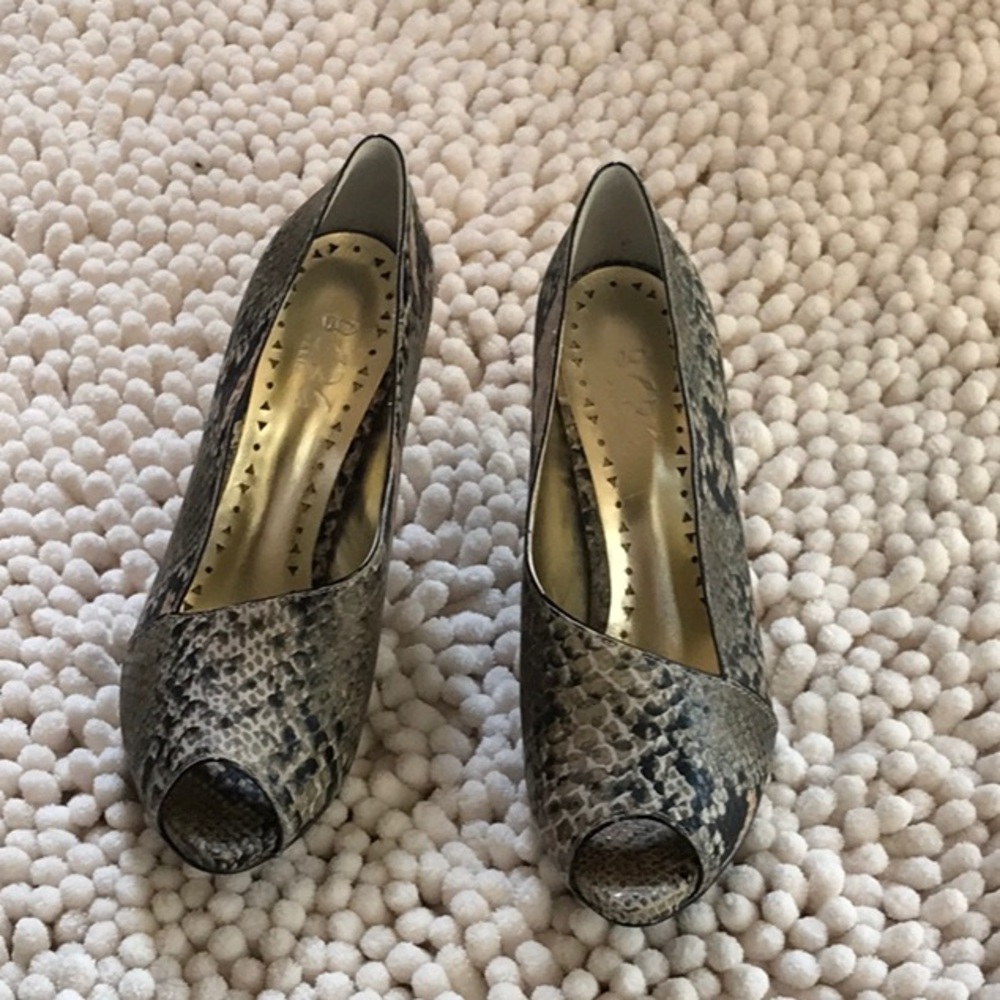 Bcbg Paris snakeskin heels!